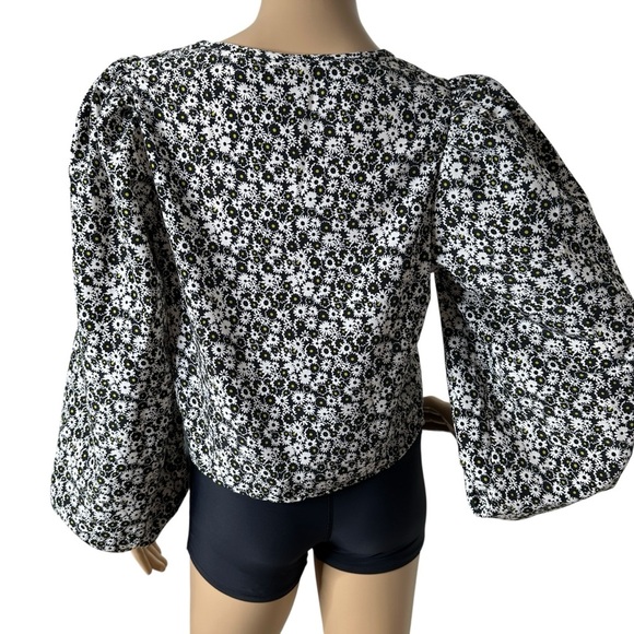 Levi's floral black and white puff sleeve top medium - Picture 2 of 5